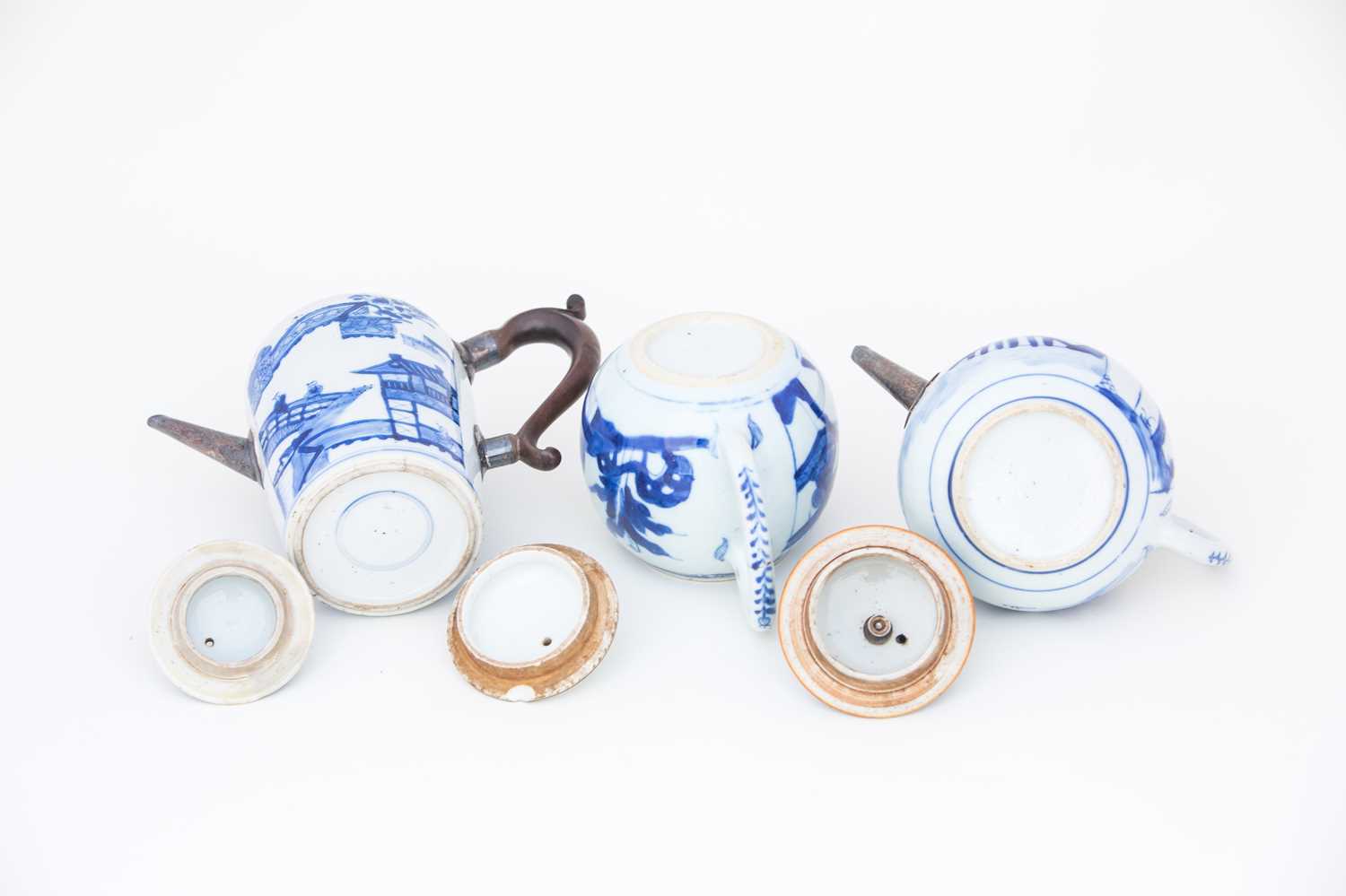 A Chinese blue & white wine pot and two teapots, Kangxi, 中国，青花酒壶一件，康熙，18世纪初，及其他 early 18th - Image 4 of 4