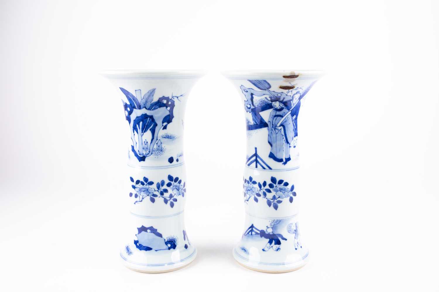 A pair of Chinese blue & white Gu form vases, 19th century, 中国，青花觚式花瓶一对，19世纪 the flaring rims - Image 2 of 4