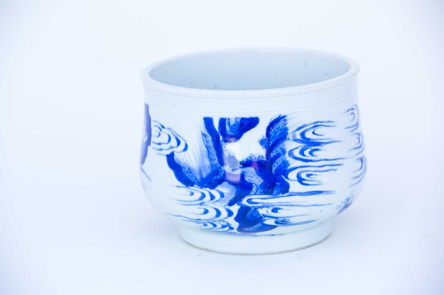 A Chinese blue & white censer, late Qing, 中国， 青花双色香炉一件，晚清 of slightly compressed form, with anhua - Image 2 of 12