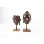 Two bronze busts of Buddha, 18th/19th century, 佛首铜像两尊，18/19世纪 on square metal bases, 12cm 15cm