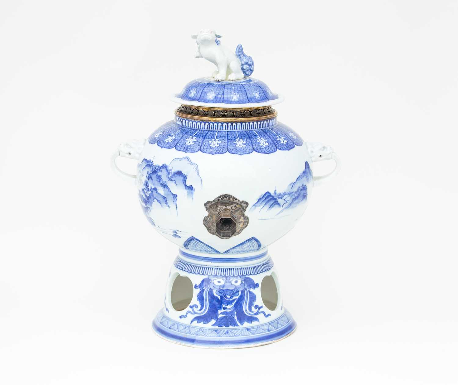 A Japanese Hirado blue & white cistern, 19th century, 日本，平户青花罐，十九世纪 the domed cover with dog of Fo