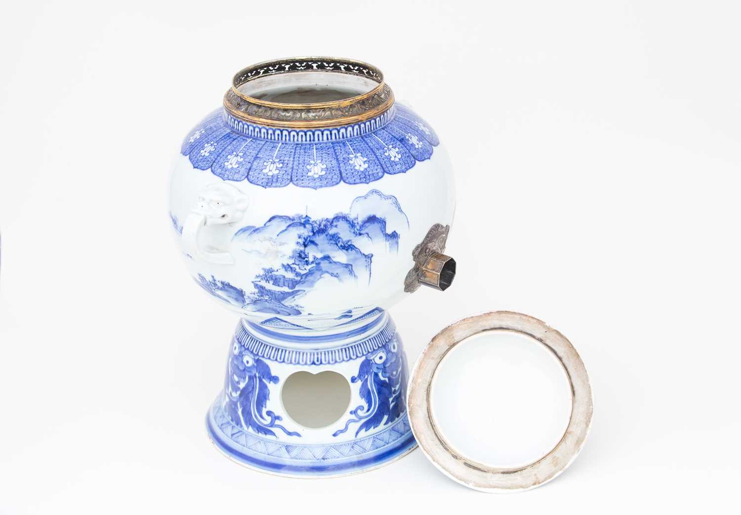 A Japanese Hirado blue & white cistern, 19th century, 日本，平户青花罐，十九世纪 the domed cover with dog of Fo - Image 5 of 6