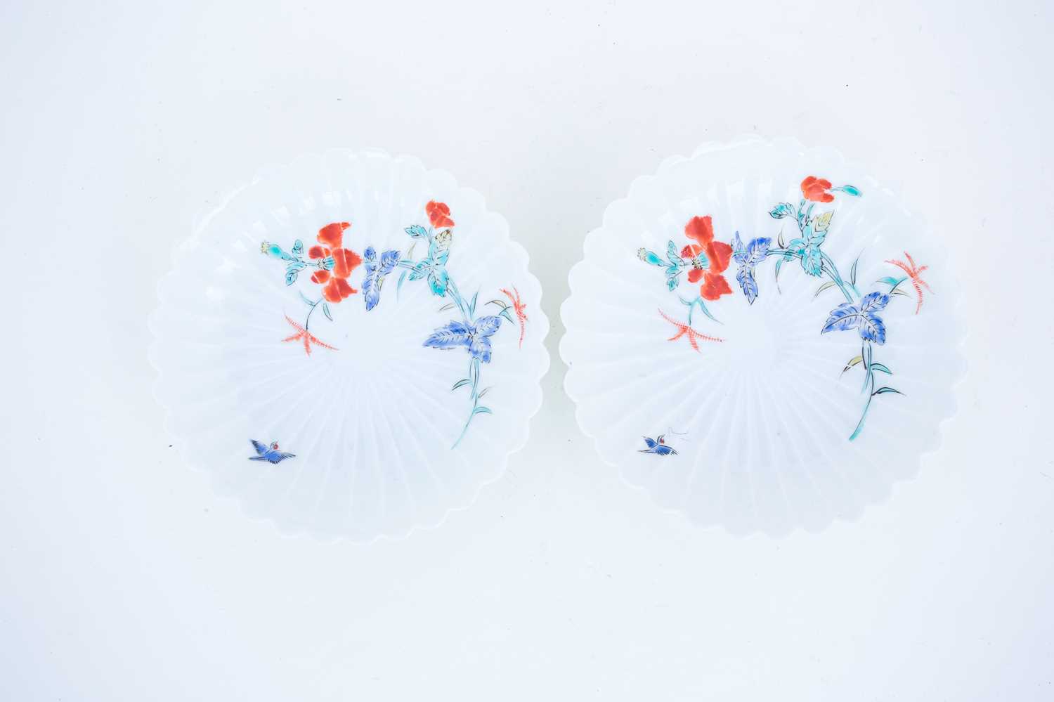 A pair of fluted Kakiemon saucers, circa 1770, ‘柿右卫门’碟子一对，约1770年 each enamelled with a spray of