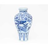 中国，青花瓶一件，康熙，18世纪初