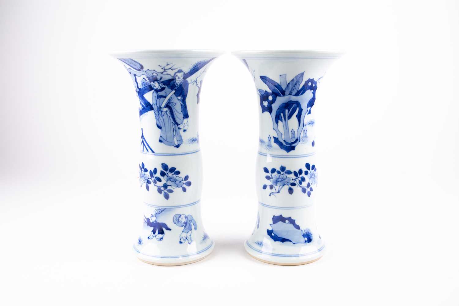 A pair of Chinese blue & white Gu form vases, 19th century, 中国，青花觚式花瓶一对，19世纪 the flaring rims