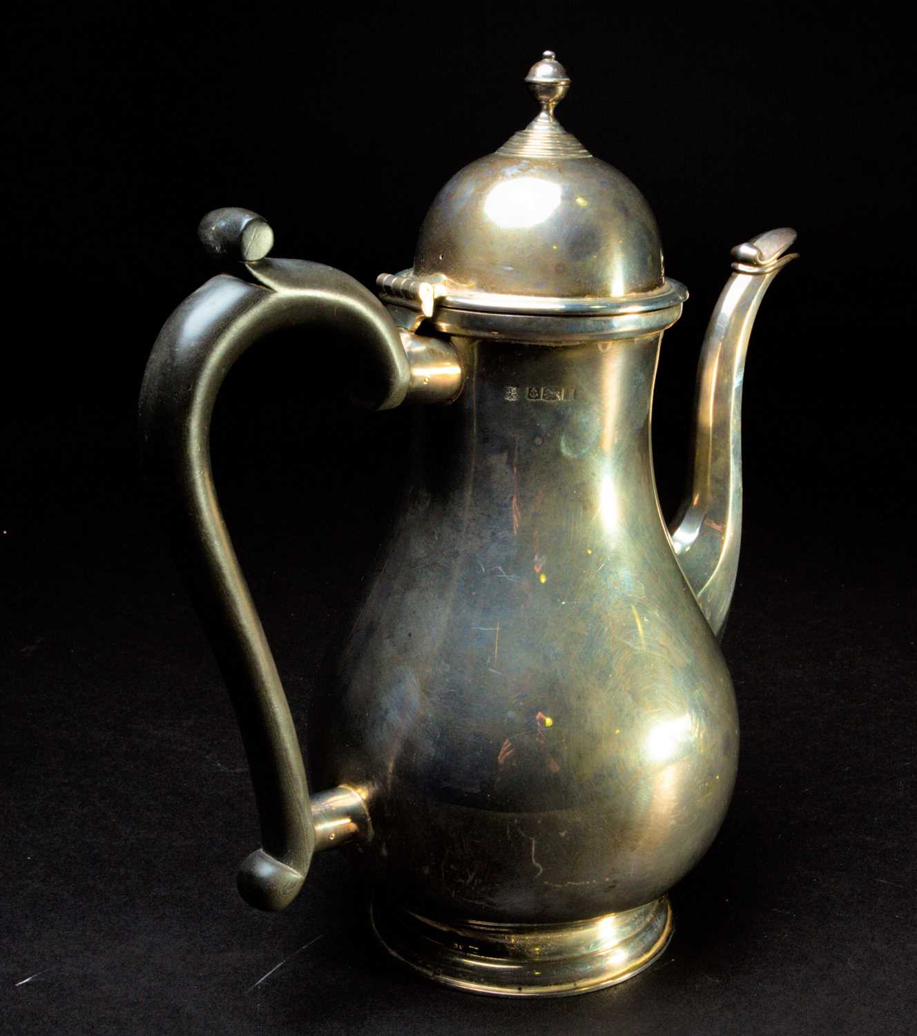 A QEII silver coffee pot, Birmingham 1968 by Barker Ellis Silver Co, in the Georgian style, 26.5 - Image 4 of 5