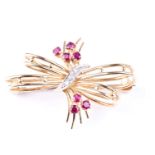 An 18ct yellow gold, diamond, and ruby ribbon-twist bow brooch, set with round-cut stones, 3.8 cm,