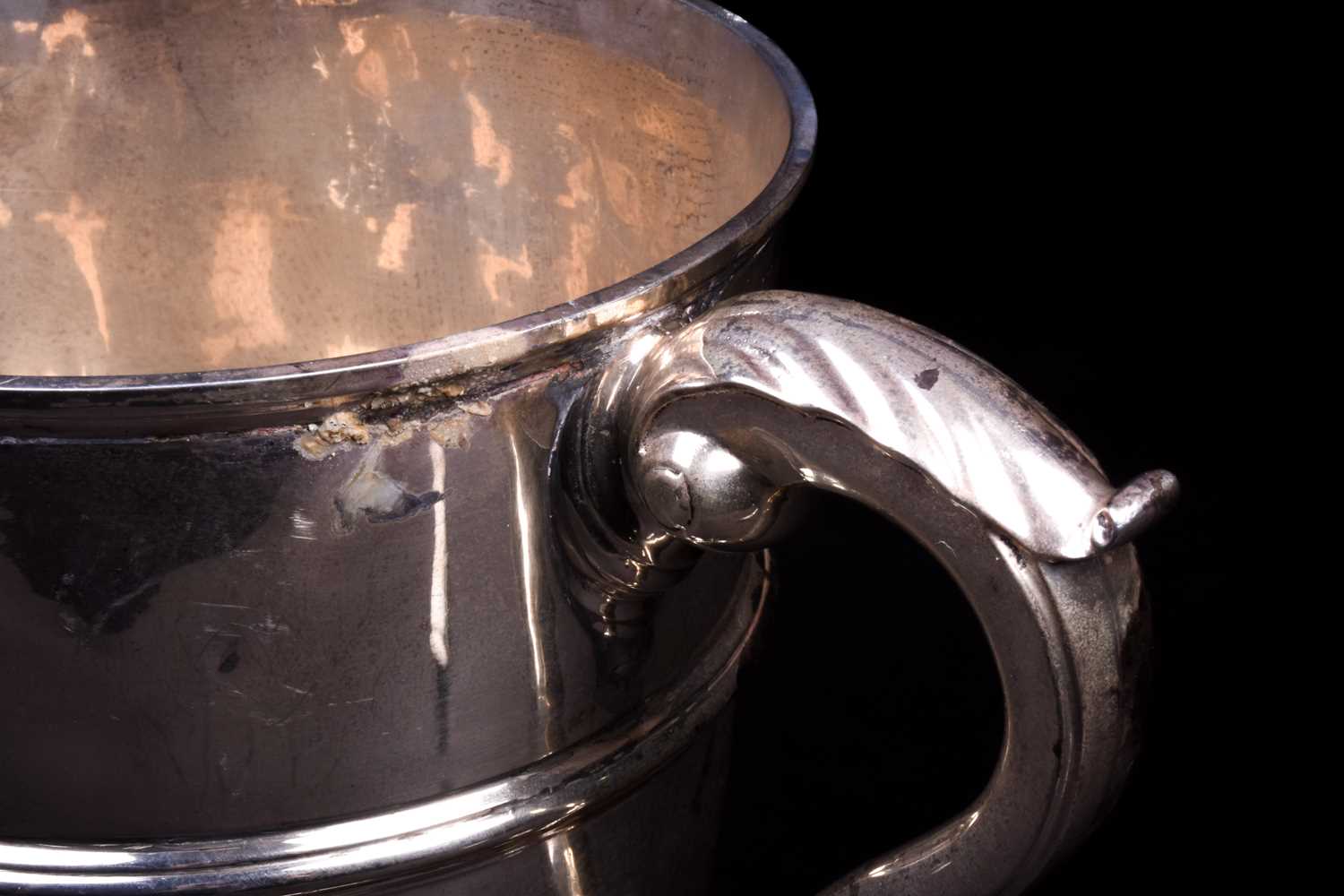 A George V silver twin-handled trophy, London 1920 by Charles & Richard Comyns, 20 cm high, 40 ozt. - Image 3 of 5