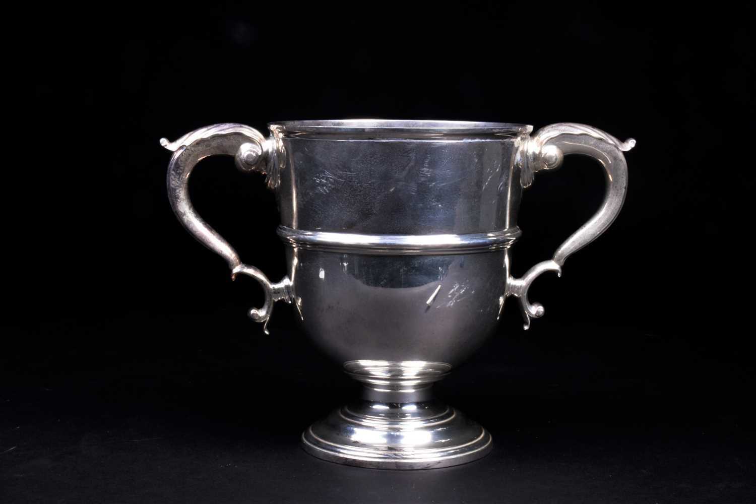 A George V silver twin-handled trophy, London 1920 by Charles & Richard Comyns, 20 cm high, 40 ozt. - Image 5 of 5