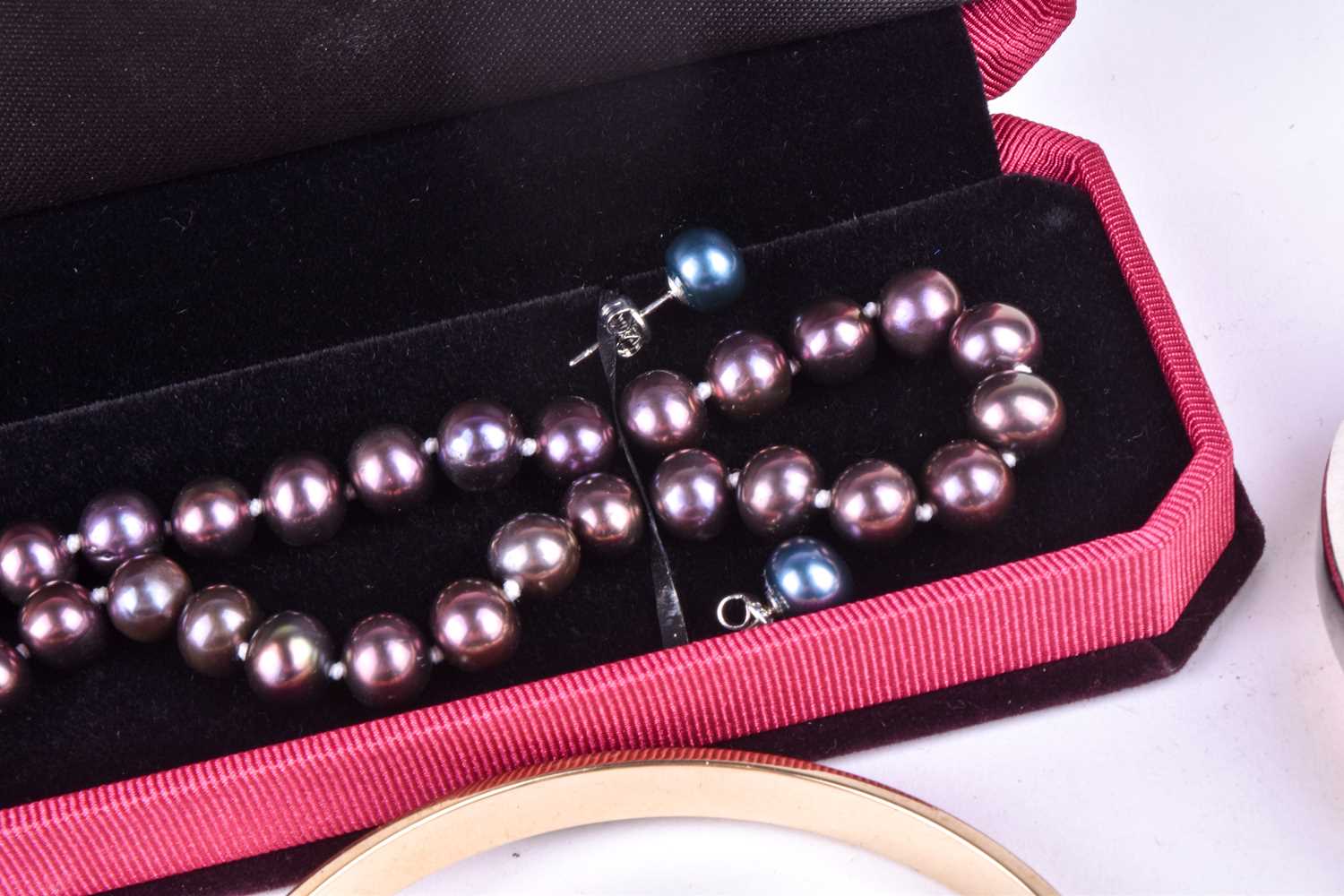 A group of various costume jewellery items, to include a brown pearl necklace, a purple gem - Image 4 of 8
