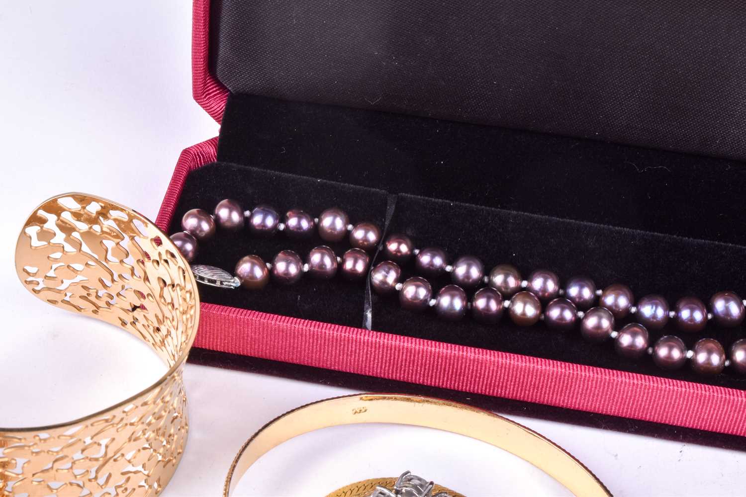 A group of various costume jewellery items, to include a brown pearl necklace, a purple gem - Image 3 of 8