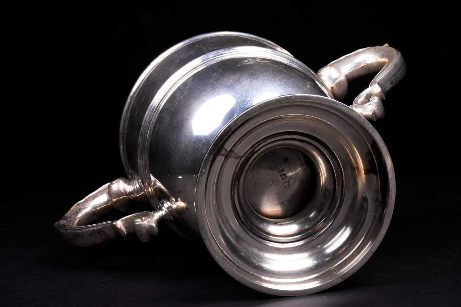 A George V silver twin-handled trophy, London 1920 by Charles & Richard Comyns, 20 cm high, 40 ozt. - Image 4 of 5