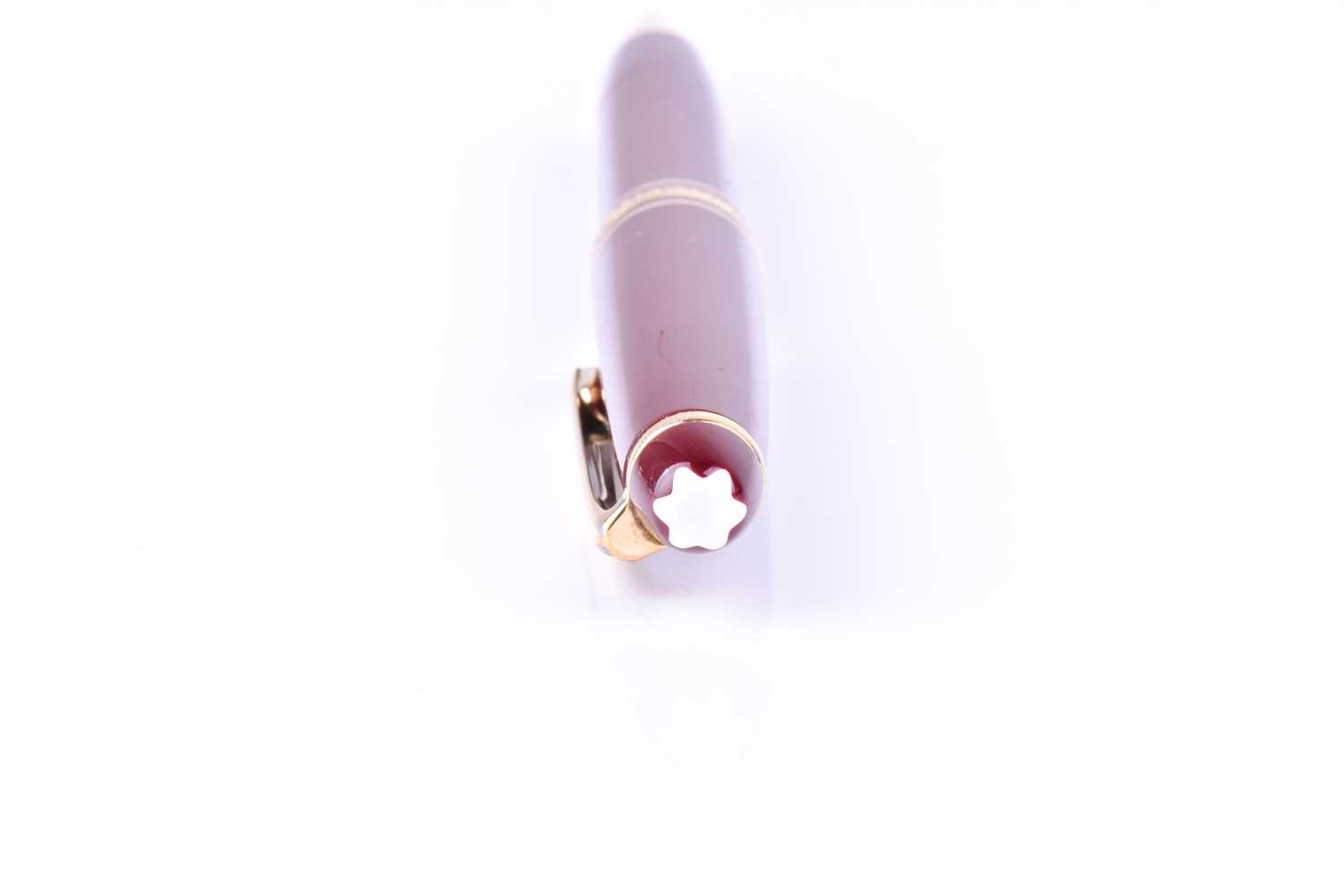 A Montblanc Meisterstuck ballpoint pen, with maroon coloured resin body and cap, and gilt metal - Image 5 of 7