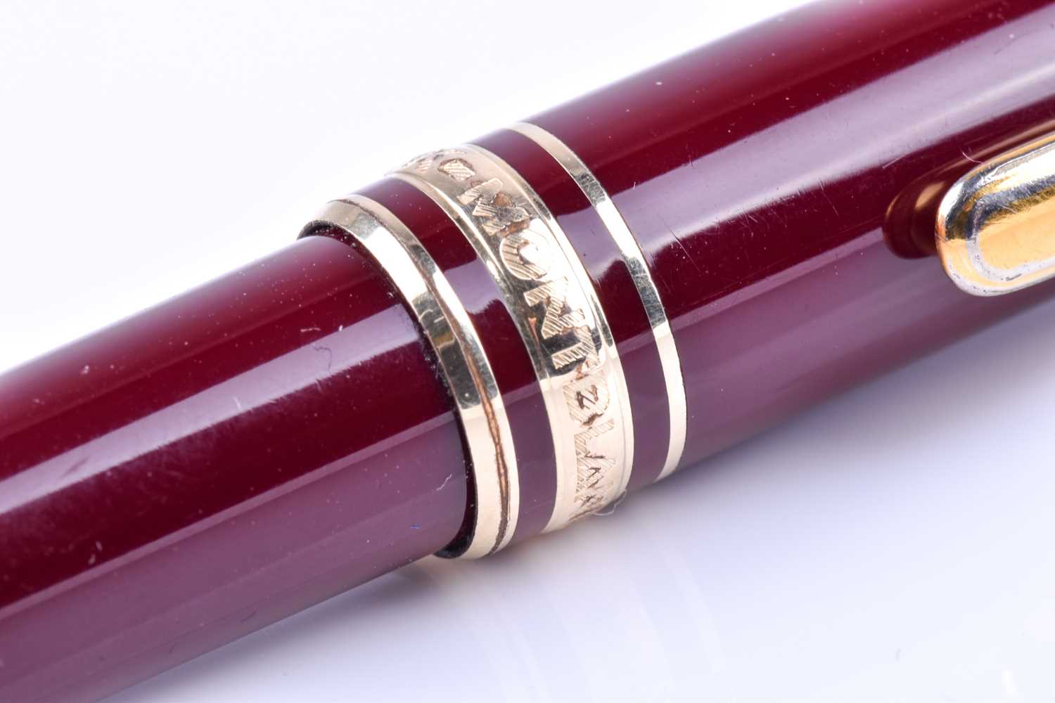 A Montblanc Meisterstuck ballpoint pen, with maroon coloured resin body and cap, and gilt metal - Image 3 of 7