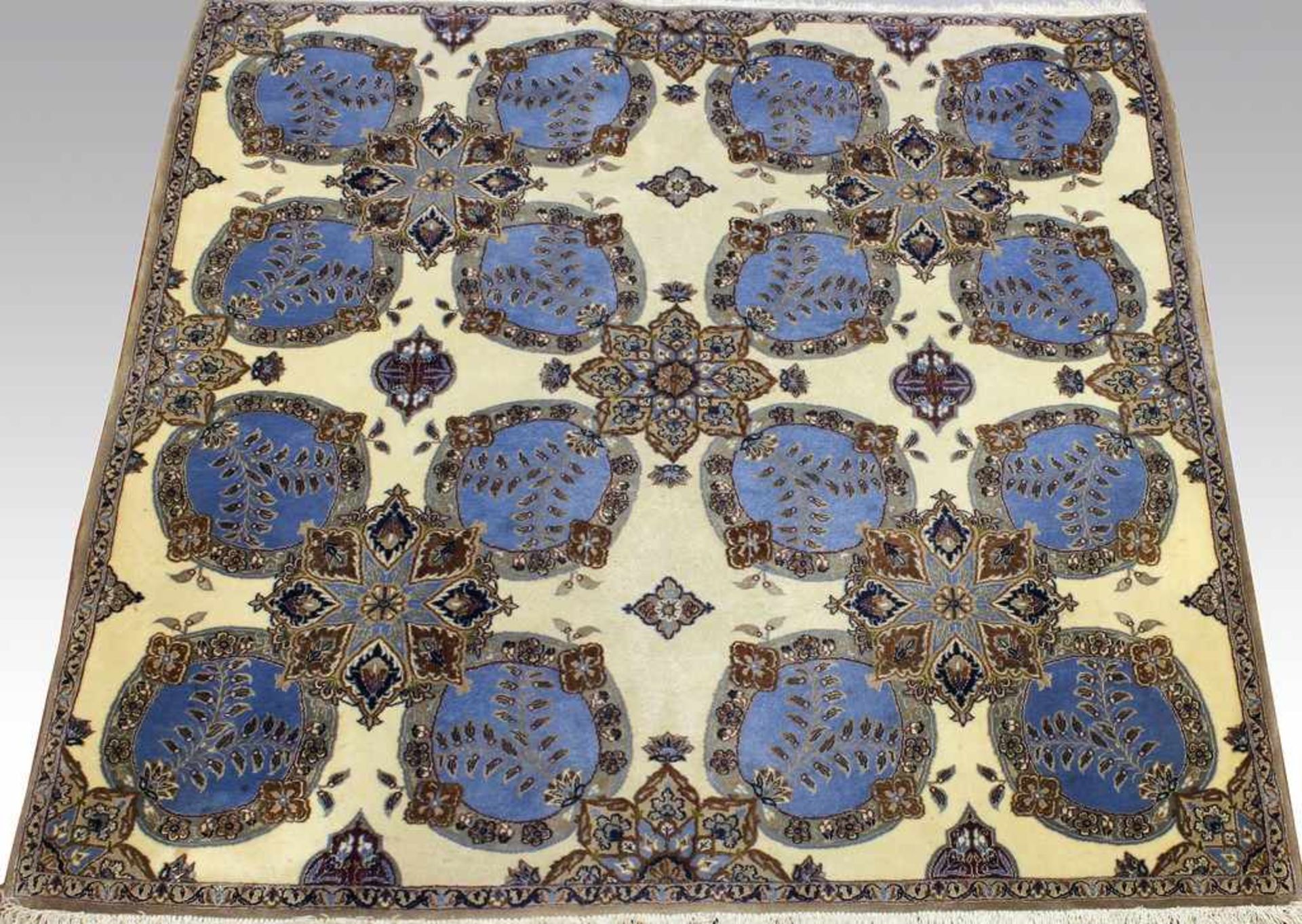 Isfahan, Korkwolle mit Seide, ca. 128x 126 cm.