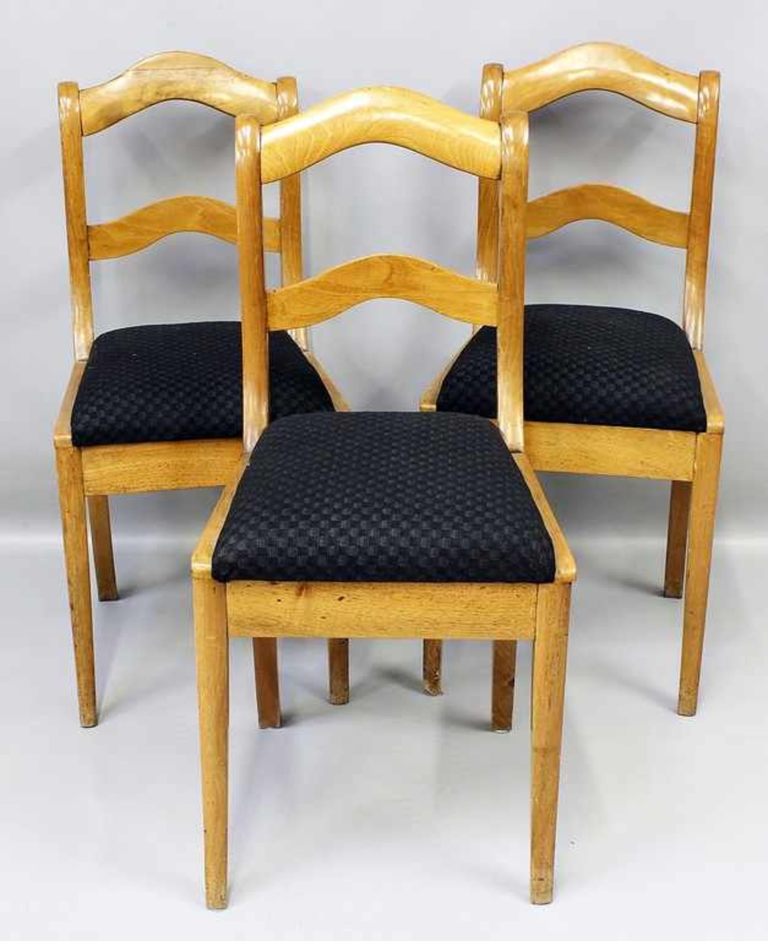 Drei Biedermeier-Stühle.<