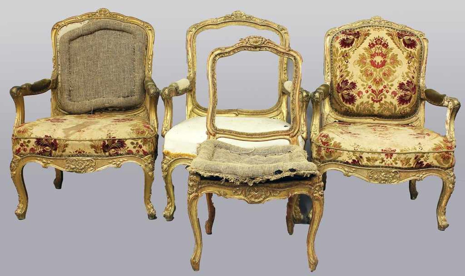 Drei Armlehnensessel und Stuhlgestell im Stil Louis XVI.