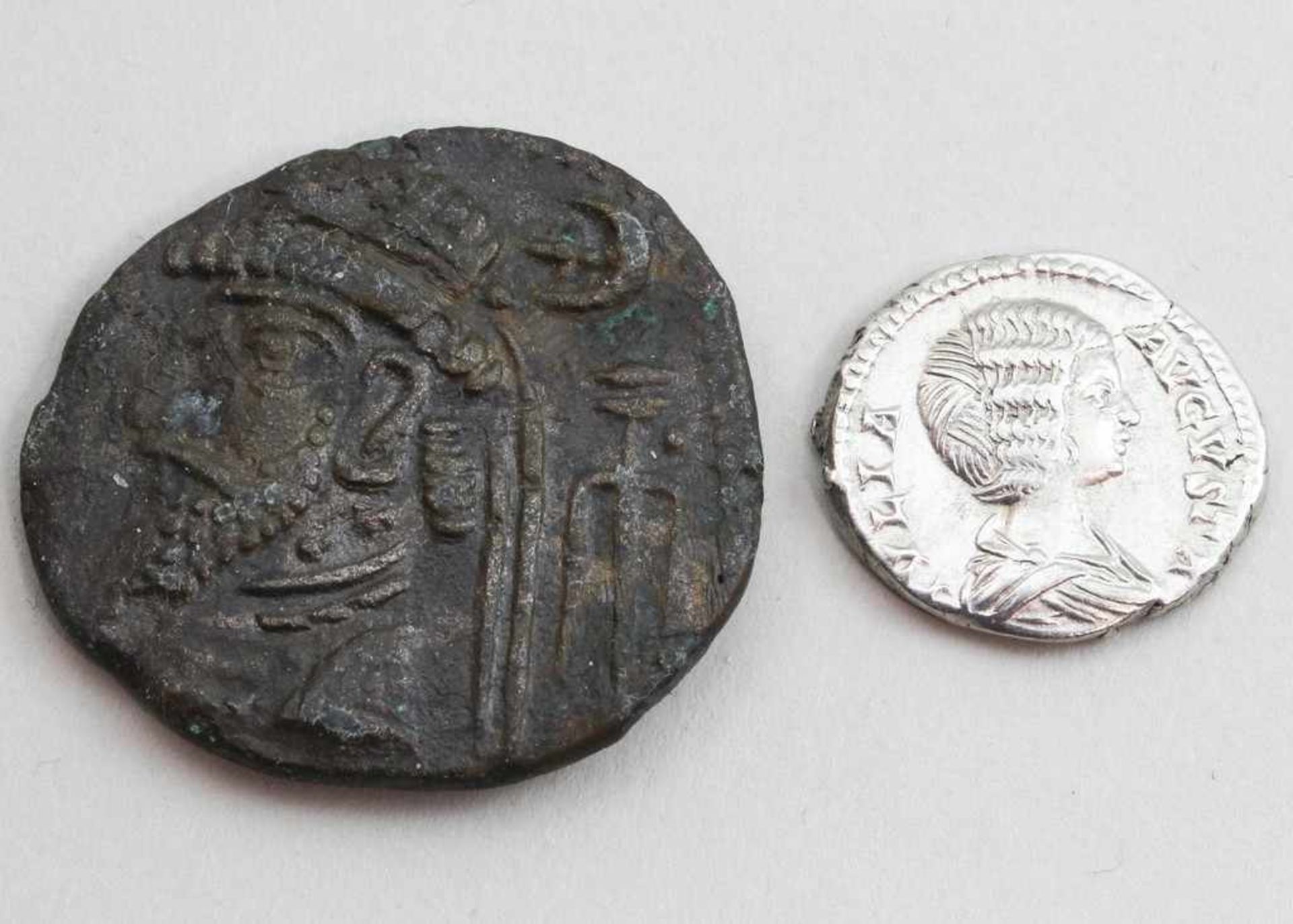 Zwei römische Münzen:<b