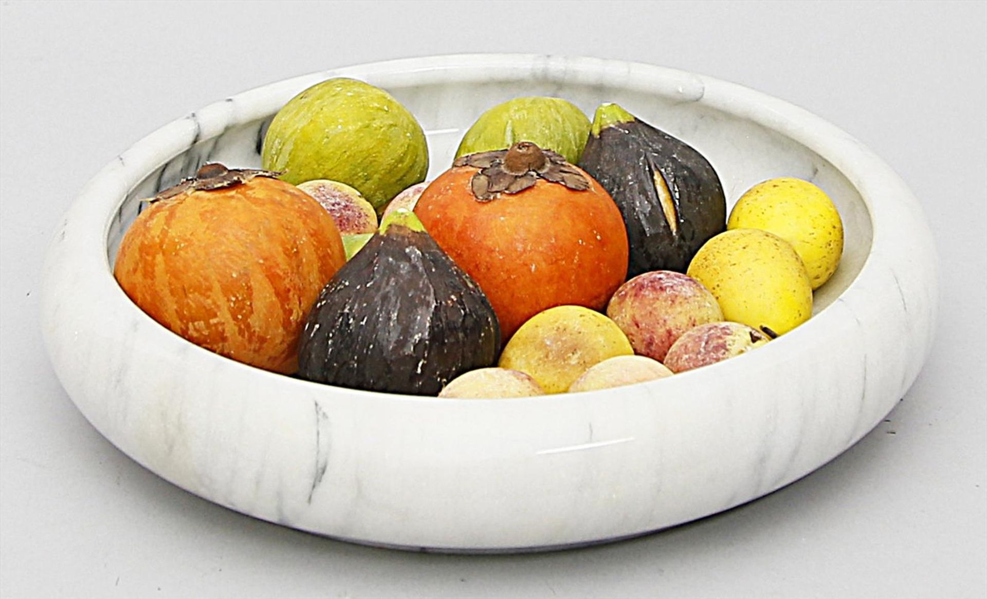 Runde, weiße Marmorschale mit 17 "Früchten".