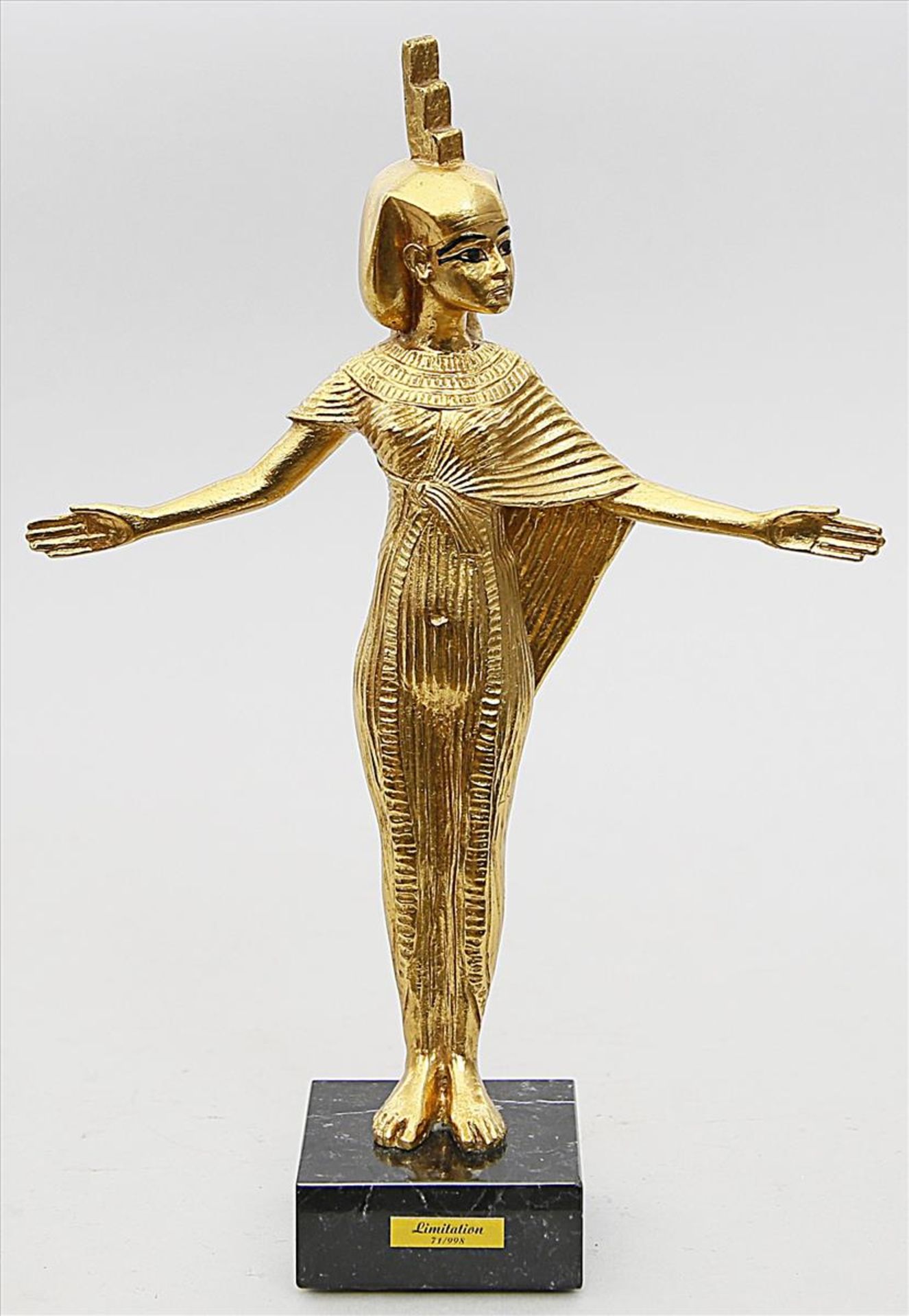 Skulptur "Schutzgöttin Isis".