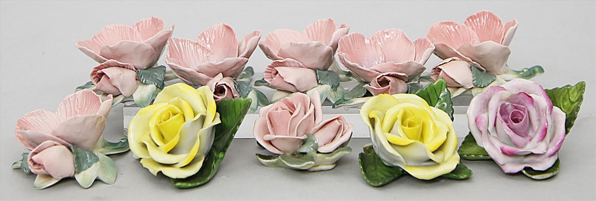 10 Tischdekorationen in Blütenform.