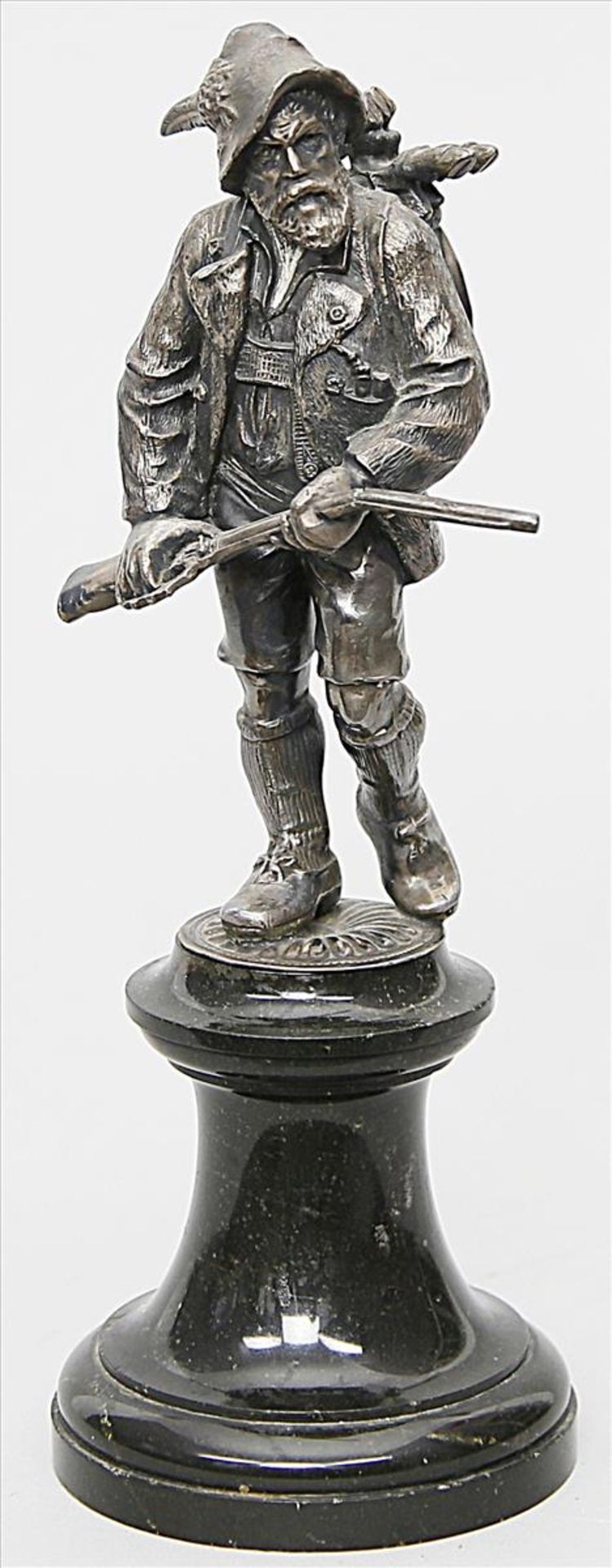 Skulptur eines Jägers mit Gewehr (um 1900).