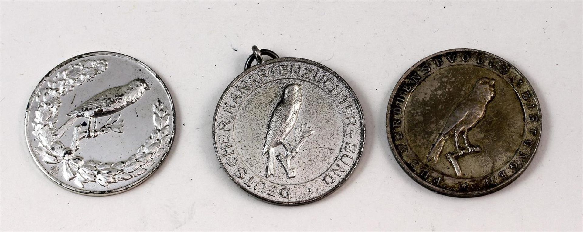 3 Silbermedaillen des Deutschen Kanarienzüchter-Bundes, 1950er Jahre.
