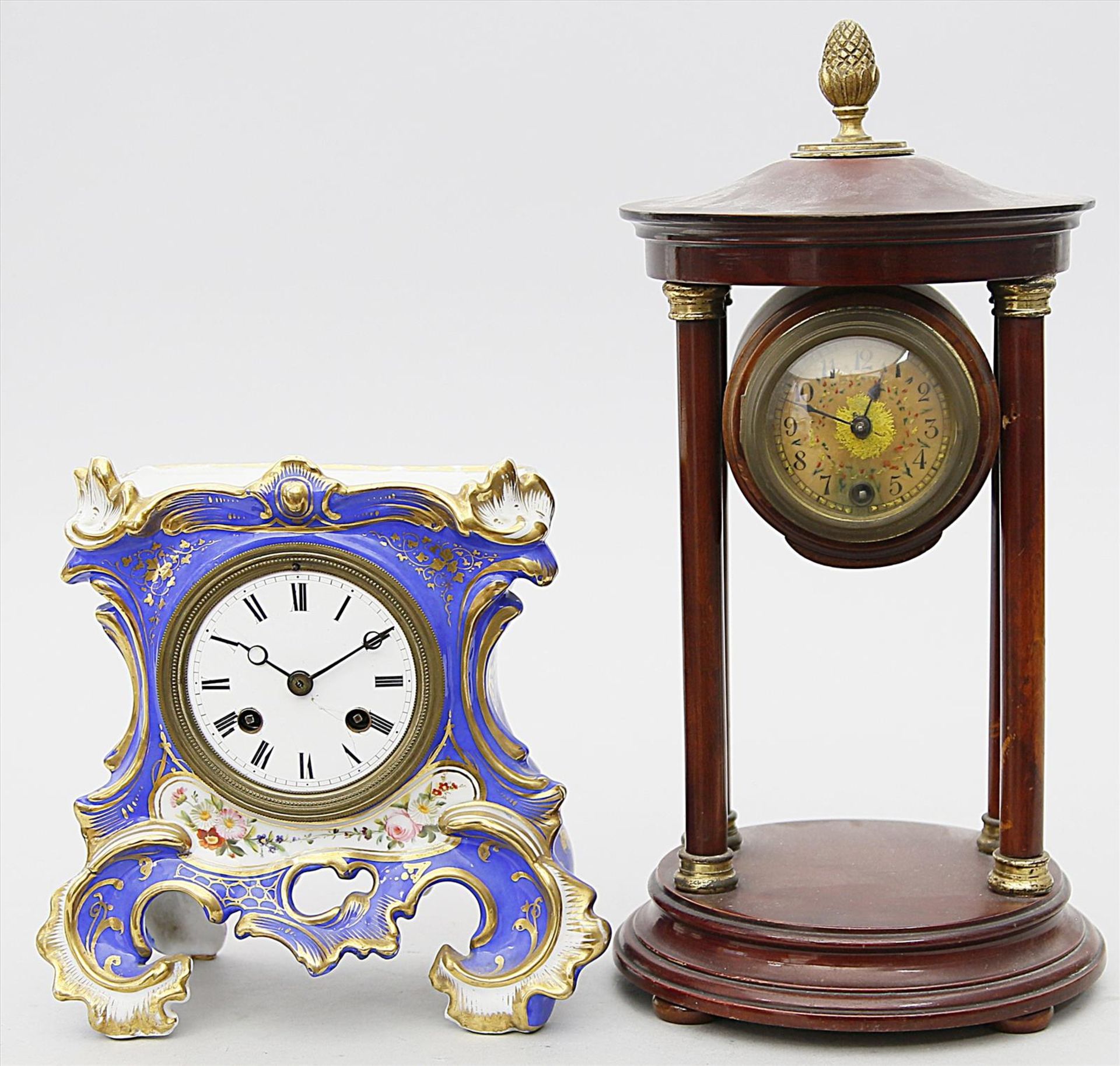 Biedermeier-Uhr und Portaluhr.