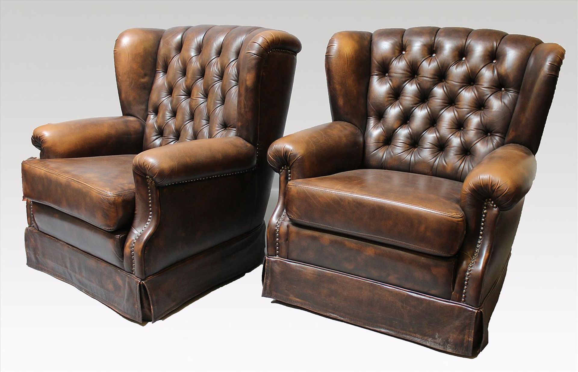 Paar Sessel im Chesterfield-Stil.