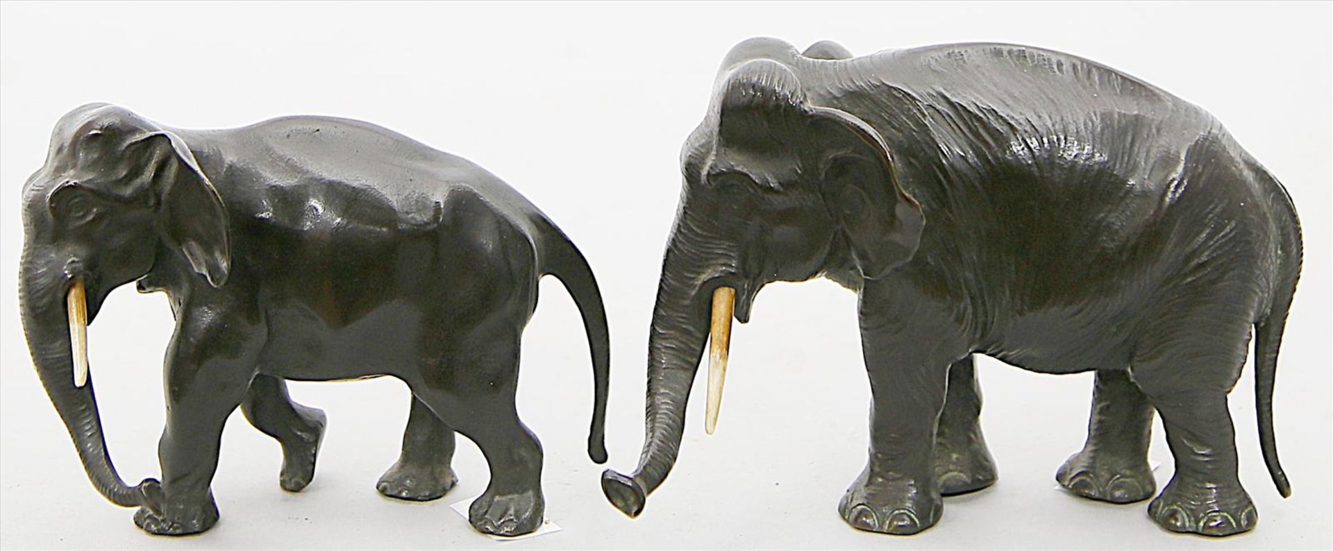 2 Elefanten-Skulpturen.