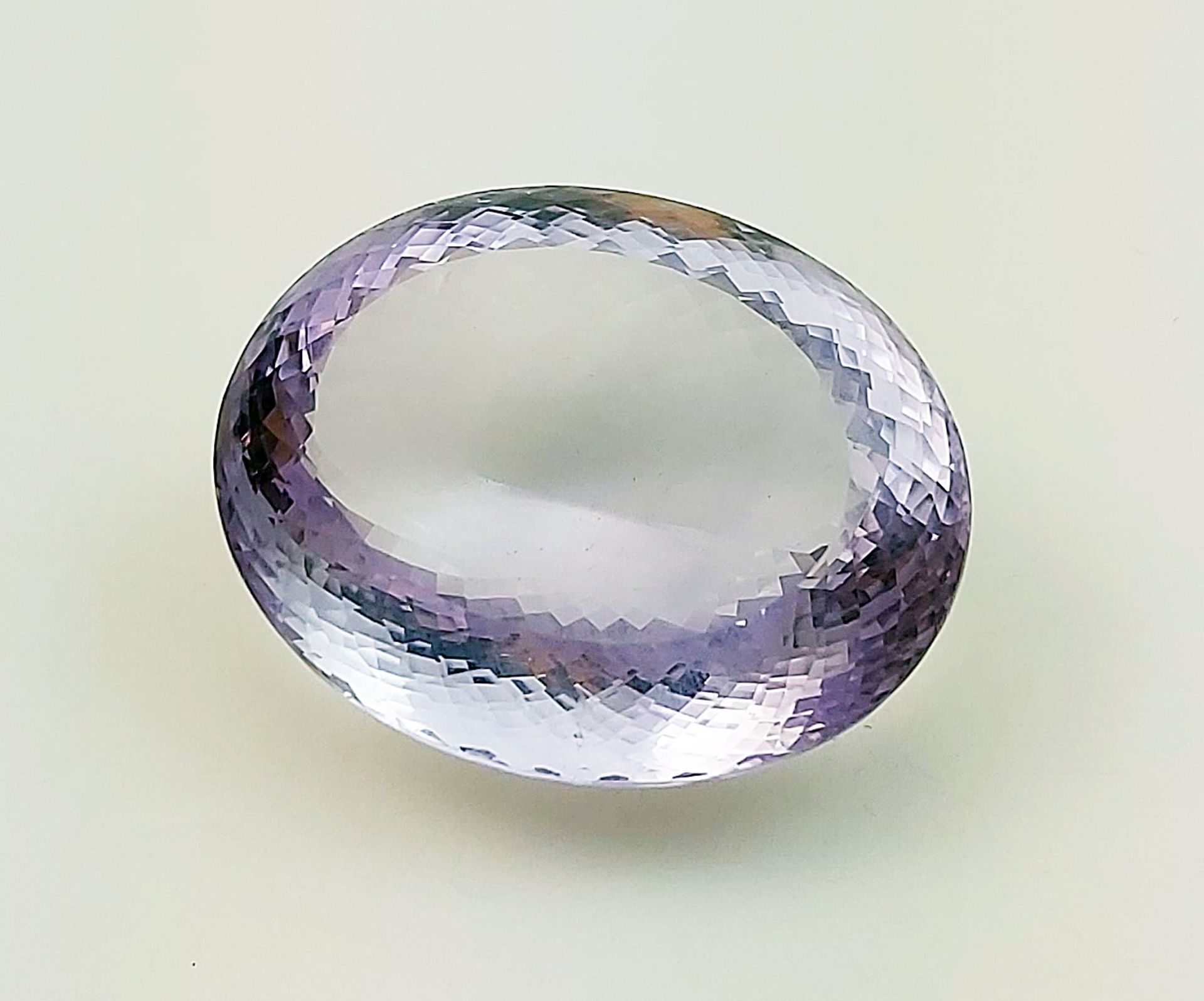 Amethyst, ca. 133 ct.Oval facettiert. 18x 38x 30 mm.