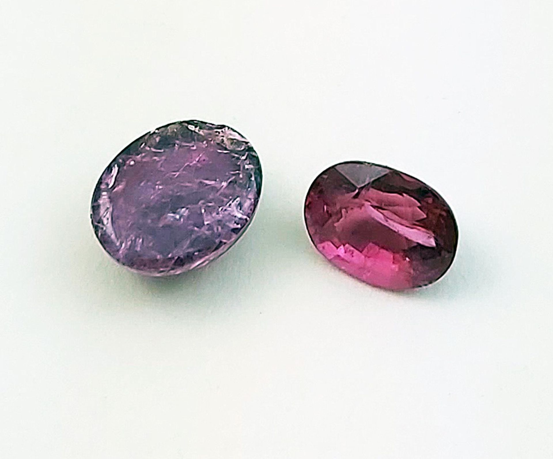 Zwei Rubellite (roter Turmalin), zus. 4,95 ct.1x oval facettiert, 1x ovales Cabochon.