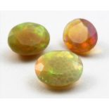 Drei Opale, zus. ca. 5,64 ct.Je oval facettiert in l. abweichender Größe.
