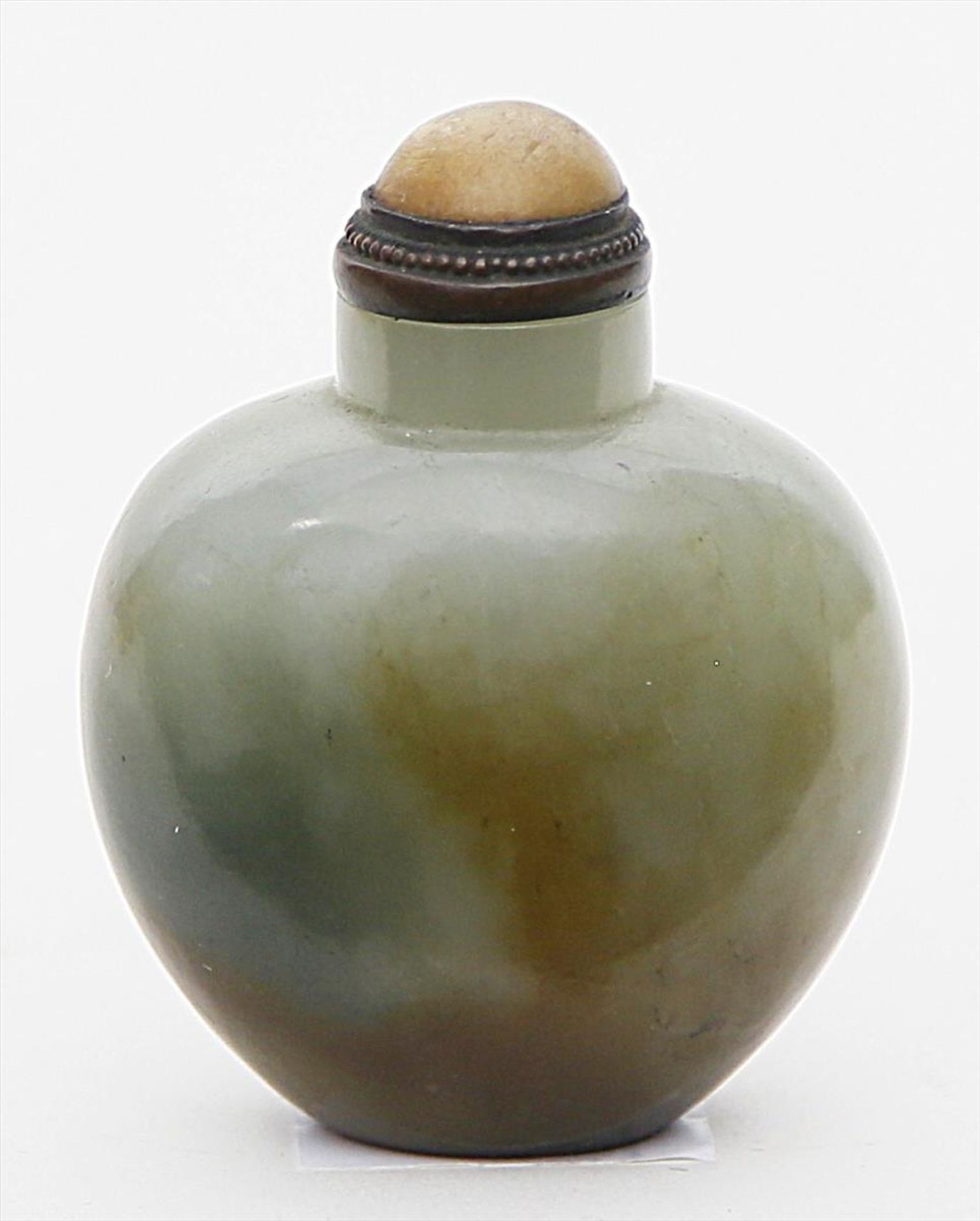 Snuffbottle.Seladongrüne und braune Jade. Herzform mit tief ausgehöhlter Wandung. Metallstopfen