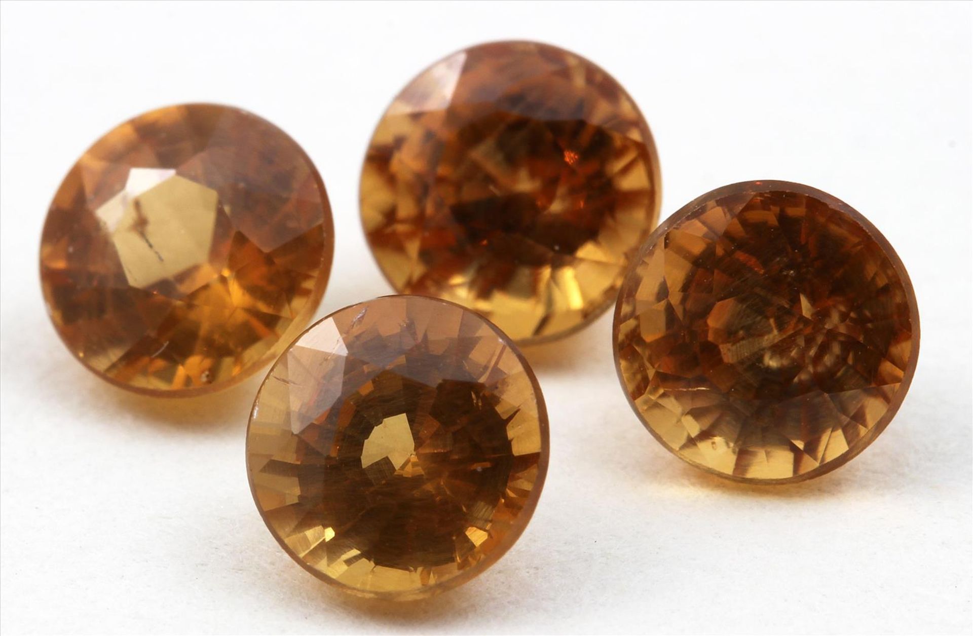 Vier Mandarin-Granate (Spessartin), zus. ca. 4,7 ct.Rund facettiert. Kräftiges Orange. Madagaskar.