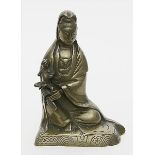 Skulptur einer sitzenden Guanyin.Helle Bronze. Dargestellt mit Kind in den Armen, auf niedrigem