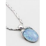 Opal-Collier.585/000 WG, brutto ca. 14,2 g. Mittelteil besetzt mit Opaltriplette (Sprünge) sowie