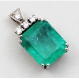 Smaragdanhänger.750/000 WG, brutto 3,4 g. Besetzt mit Smaragd von guter Farbe im Emerald-Cut (
