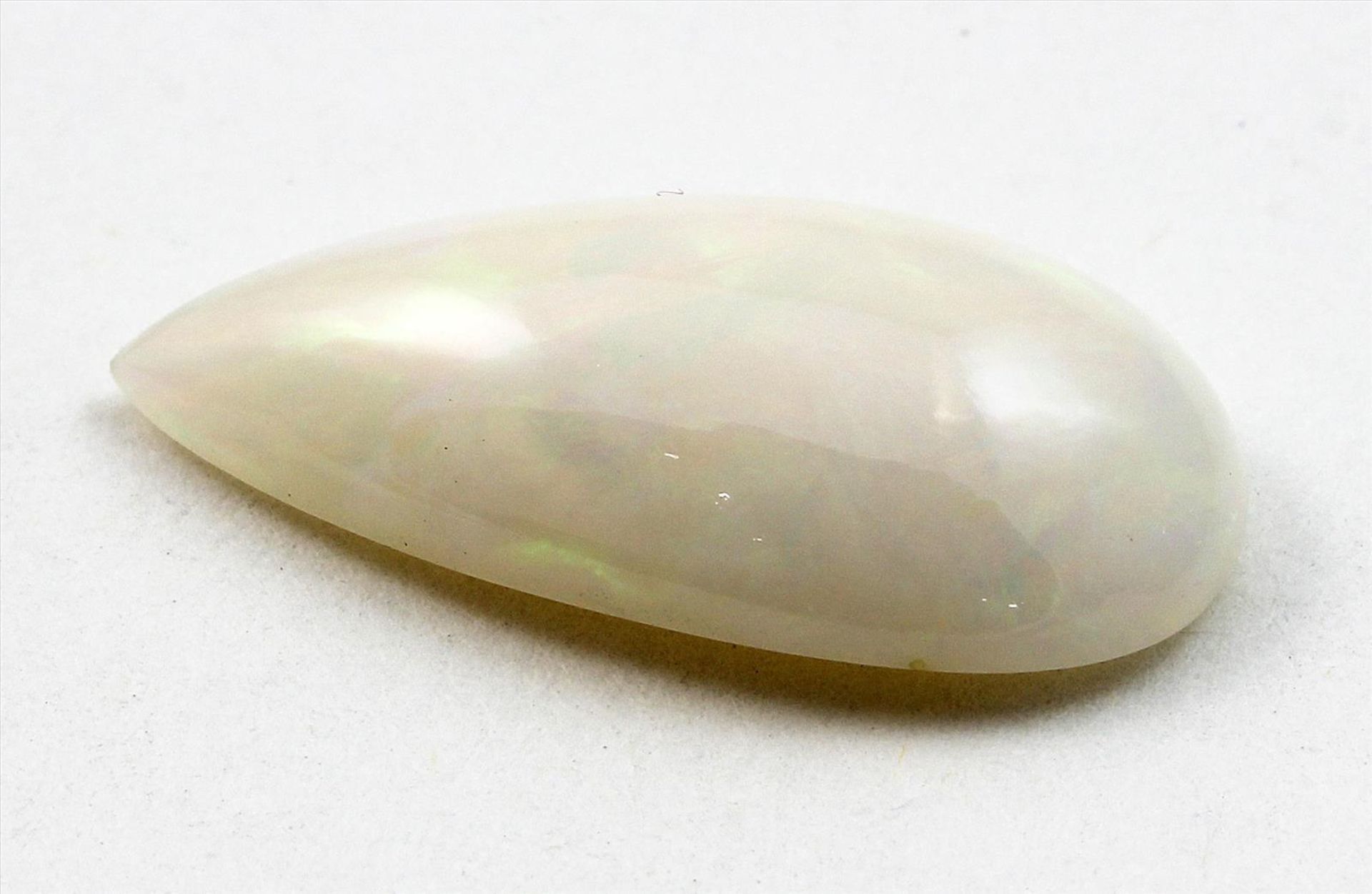 Natürlicher Milchopal, 10,68 ct.Tropfenförmiges Cabochon, 27,27x 13,89x 7,16 mm. Beigegeben: