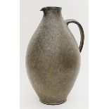 Griemert, Hubert (1905-1990), att.Großer Henkel- oder Flaschenkrug. Keramik. Kolbenform mit grau-