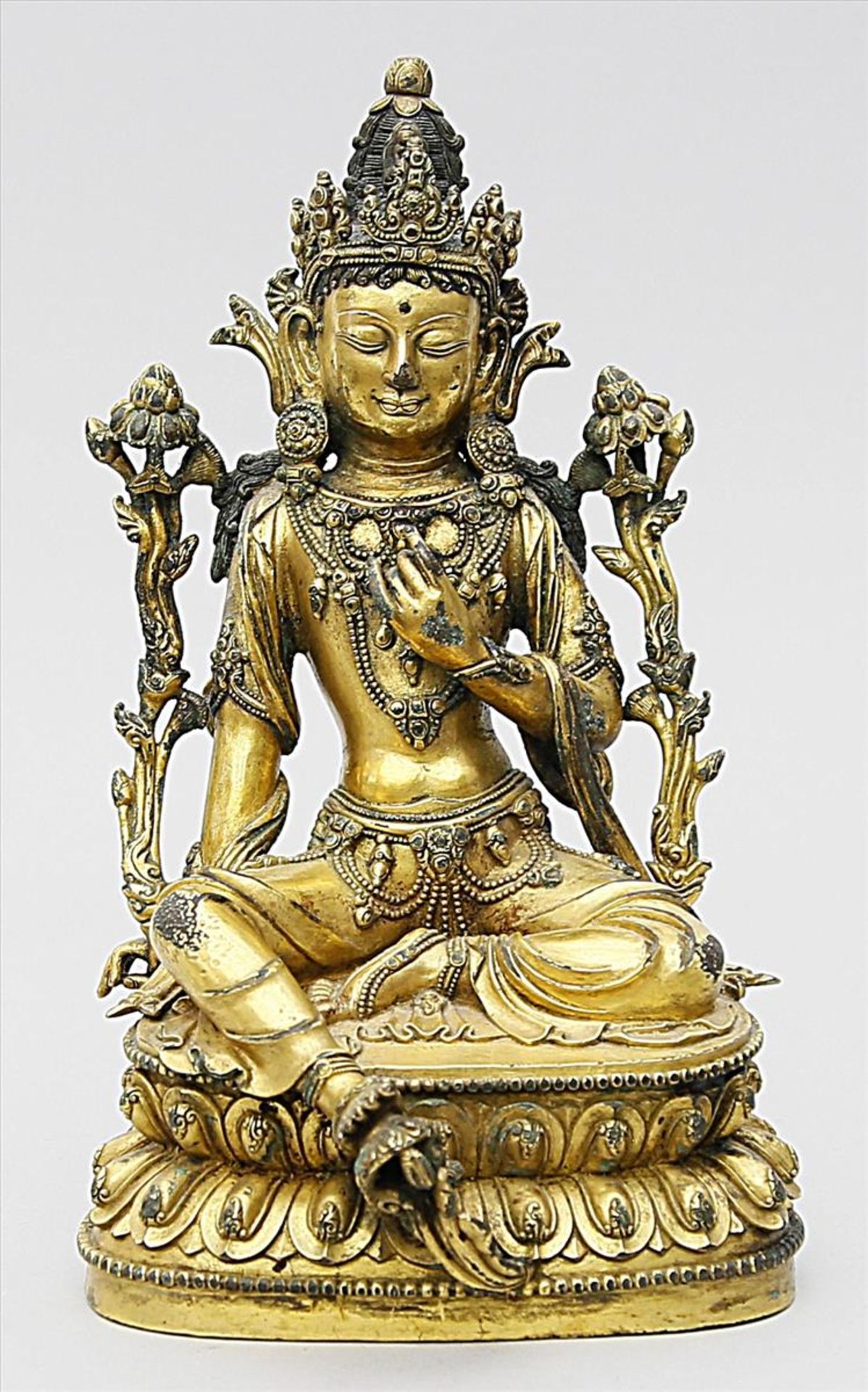 Große Skulptur der "Grünen Tara".Feuervergoldete Bronze, 3.184 g. Die Göttin als Nothelferin ist mit