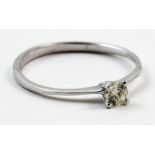 Brillantsolitärring.585/000 WG, brutto 1 g. Besetzt mit Brillantsolitär, ca. 0,15 ct., cr/pi1. RW