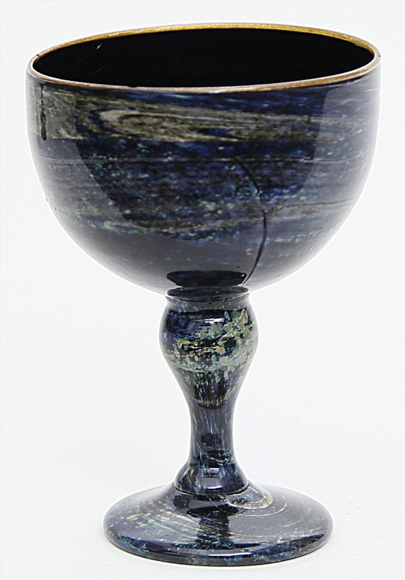 Biedermeier-Glas.Schwarzes Glas. Blau marmorierte Oberfläche, goldener Lippenrand (2x min. best.).