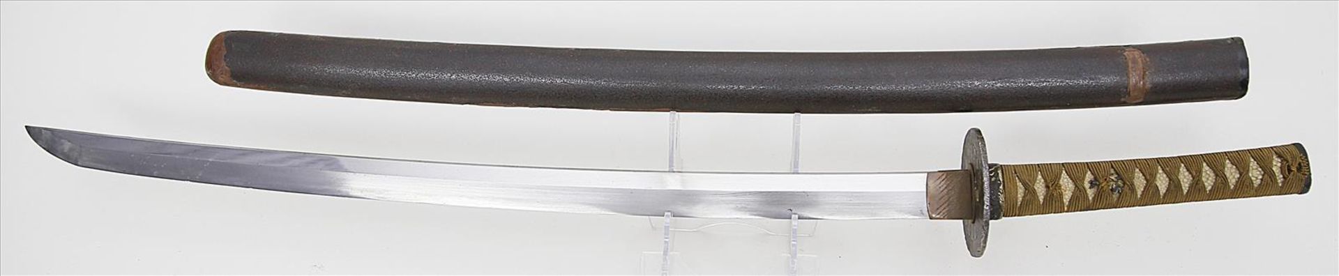 Samuraischwert - Katana.Polierte Eisenklinge. Tsuba aus Eisen mit Blütenrelief. Fuchi mit