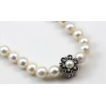 Zuchtperlenkette.Leicht barocke Perlen, D. ca. 10 mm, einzeln geknotet. Kugelsteckschließe und
