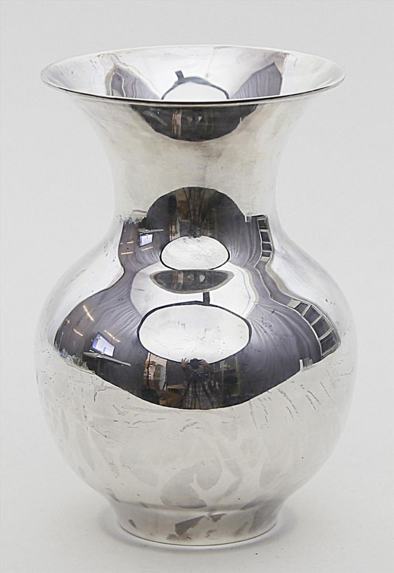 Vase.835/000 Silber, 308 g. Glatte Wandung. Mz. Gebrüder Kühn, Schwäbisch Gmünd (gegründet 1860). H.