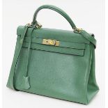 Originale "Kelly 32"-Tasche, Hermès.Grünes Leder (vert clair) mit goldfarbener Hardware.