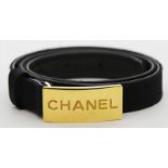 Gürtel, Chanel.Vergoldete Schnalle mit Schriftzug Chanel. Schwarzes Leder mit Seide. Tragespuren. L.