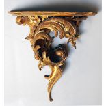 Konsole im Rokoko-Stil.Holz, geschnitzt und vergoldet. Best. Um 1900. 45x 41x 25 cm.
