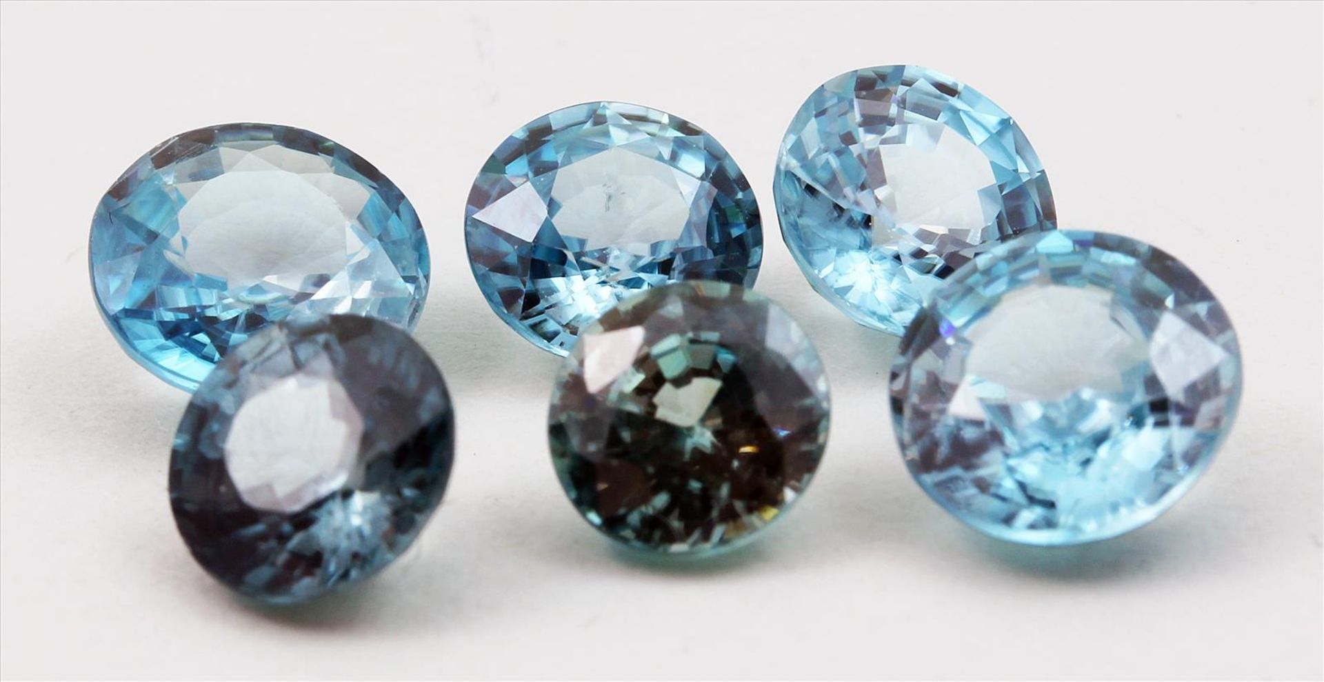 Sechs himmelblaue Zirkone, zus. 9,76 ct.Je rund facettiert in unterschiedlicher Größe. Abweichende